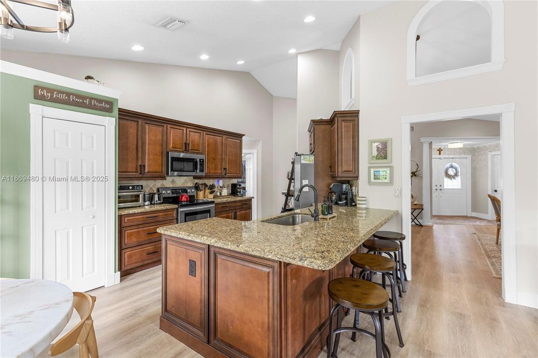 合同活跃: $4,500 (4 贝兹, 3 浴室, 1984 平方英尺)