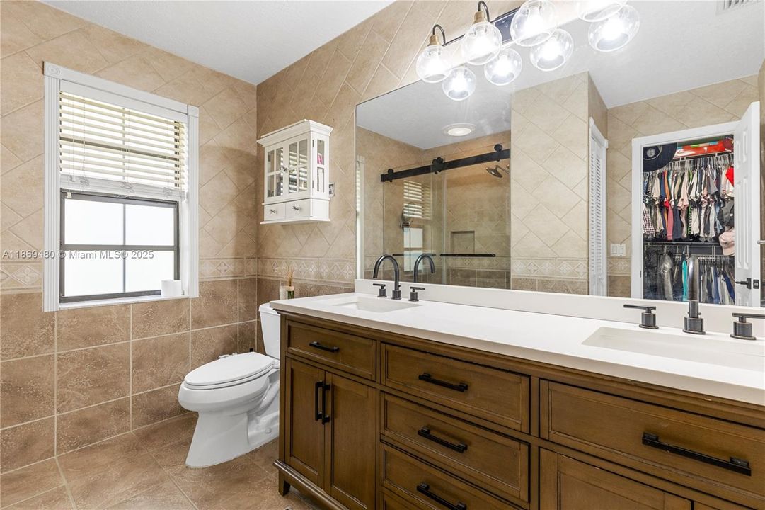 合同活跃: $4,500 (4 贝兹, 3 浴室, 1984 平方英尺)