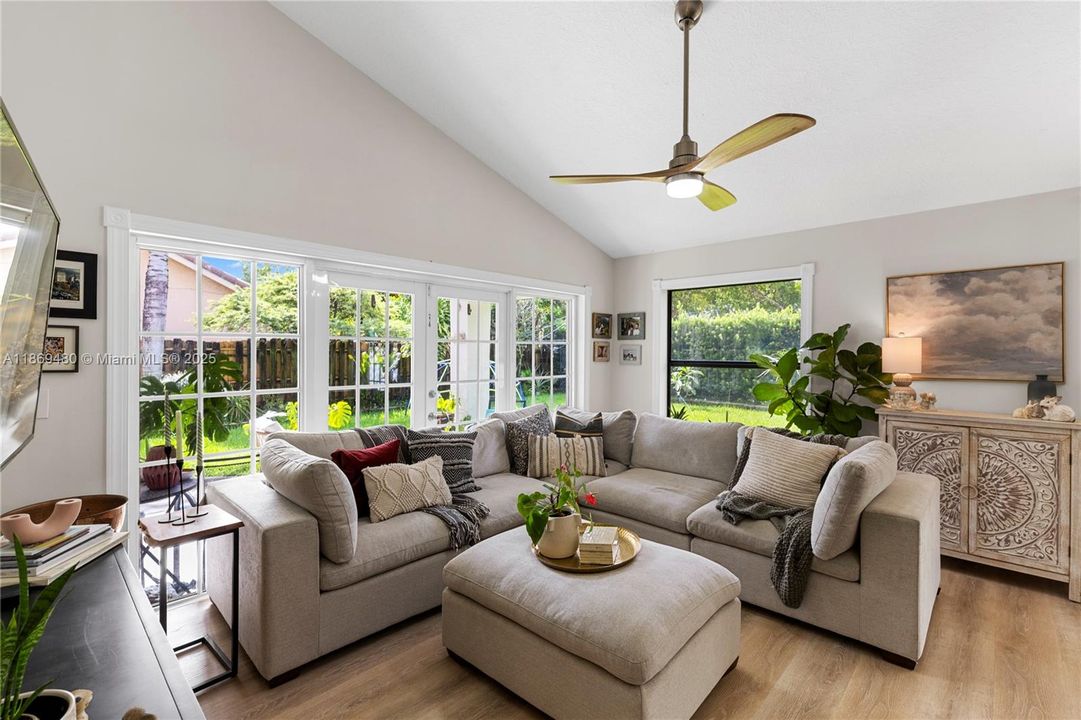 合同活跃: $4,500 (4 贝兹, 3 浴室, 1984 平方英尺)