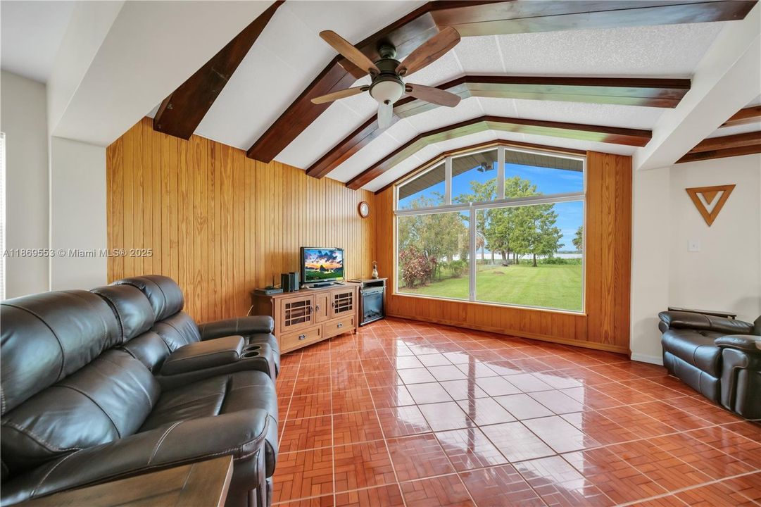 На продажу: $530,000 (2 спален, 1 ванн, 0 Квадратных фут)