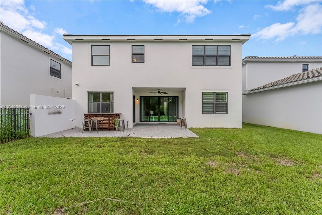 Activo con contrato: $750,000 (4 camas, 3 baños, 2279 Pies cuadrados)