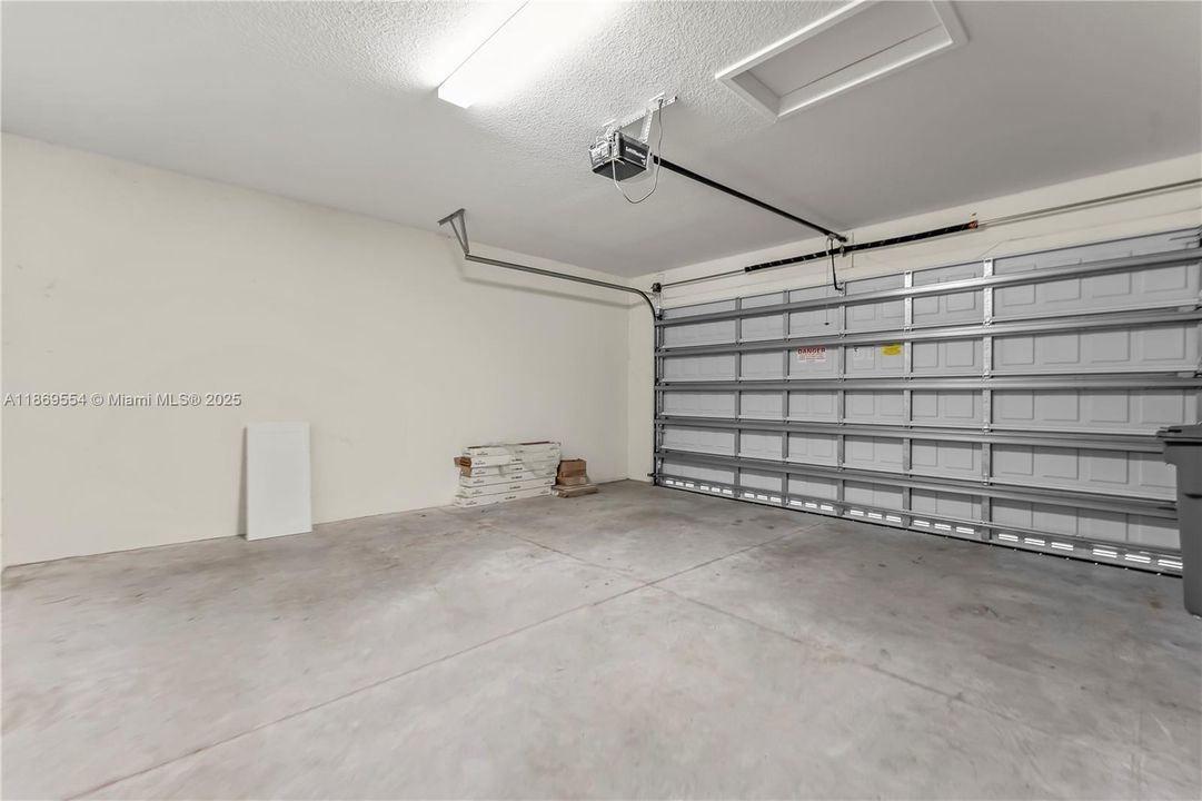 Activo con contrato: $750,000 (4 camas, 3 baños, 2279 Pies cuadrados)