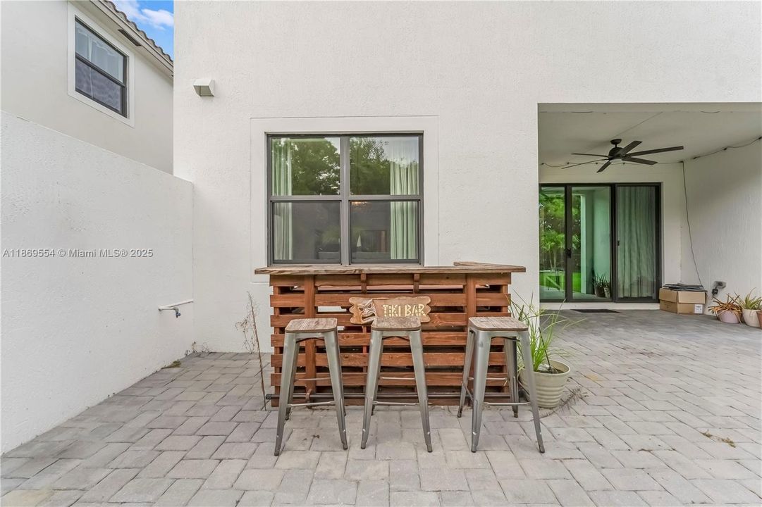 Activo con contrato: $750,000 (4 camas, 3 baños, 2279 Pies cuadrados)