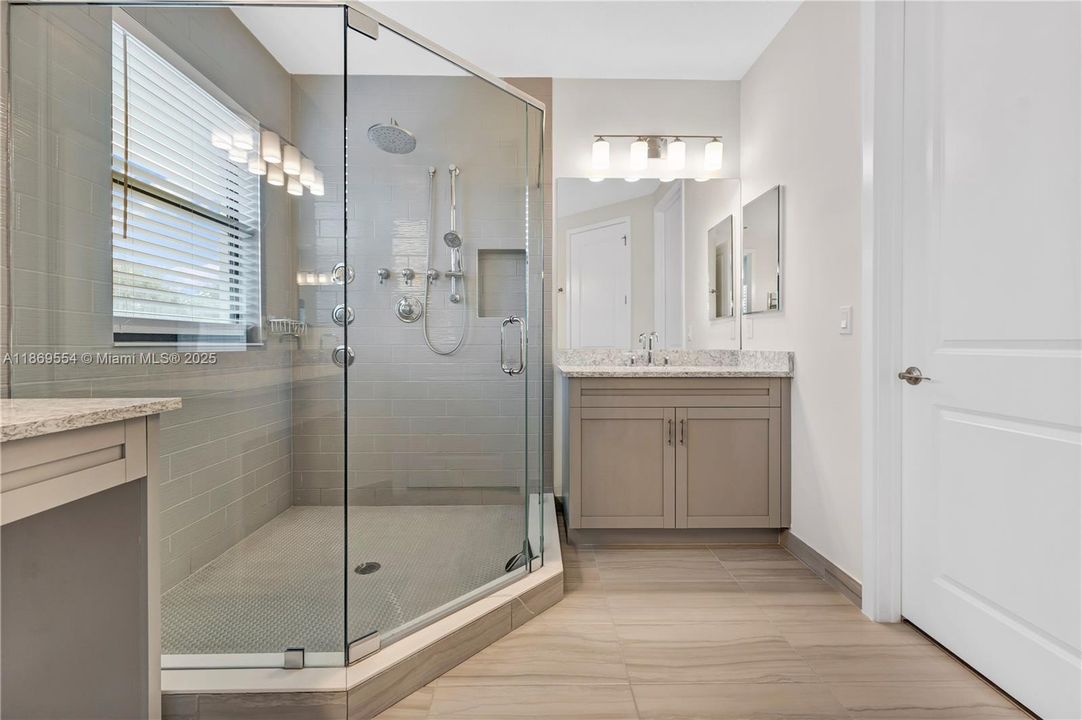 Activo con contrato: $750,000 (4 camas, 3 baños, 2279 Pies cuadrados)