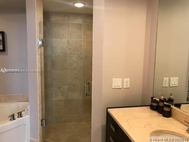 Active With Contract: $5,500 (1 beds, 1 baths, 881 Square Feet)