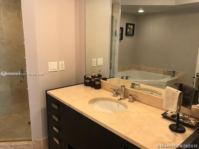 Active With Contract: $5,500 (1 beds, 1 baths, 881 Square Feet)