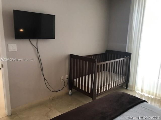 Active With Contract: $5,500 (1 beds, 1 baths, 881 Square Feet)