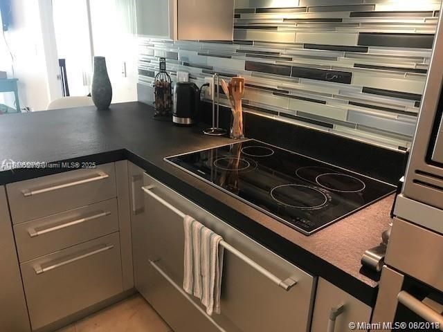 Active With Contract: $5,500 (1 beds, 1 baths, 881 Square Feet)