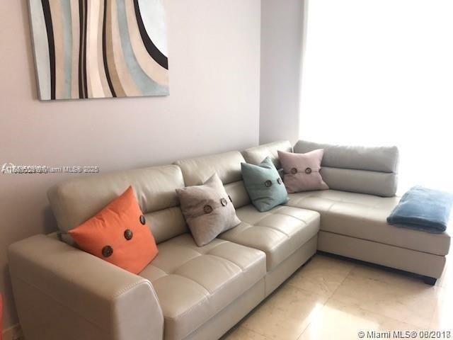 Active With Contract: $5,500 (1 beds, 1 baths, 881 Square Feet)