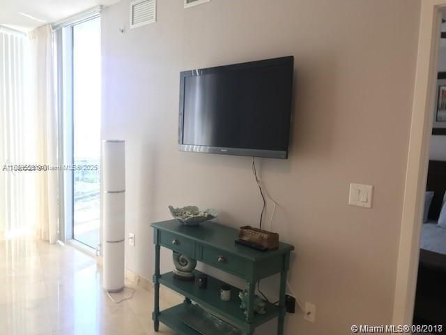 Active With Contract: $5,500 (1 beds, 1 baths, 881 Square Feet)