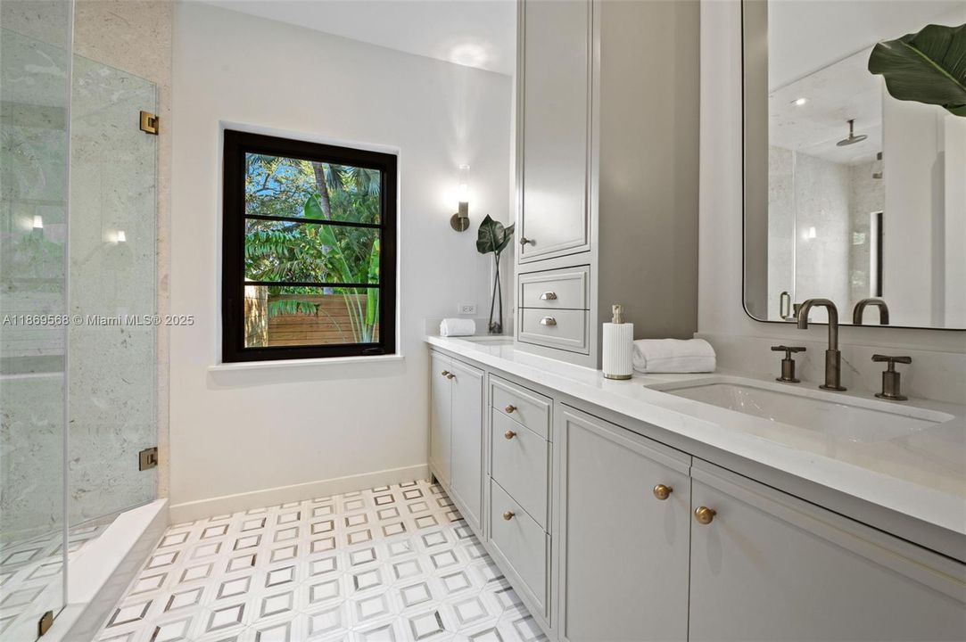 最近售出: $3,500,000 (4 贝兹, 3 浴室, 0 平方英尺)