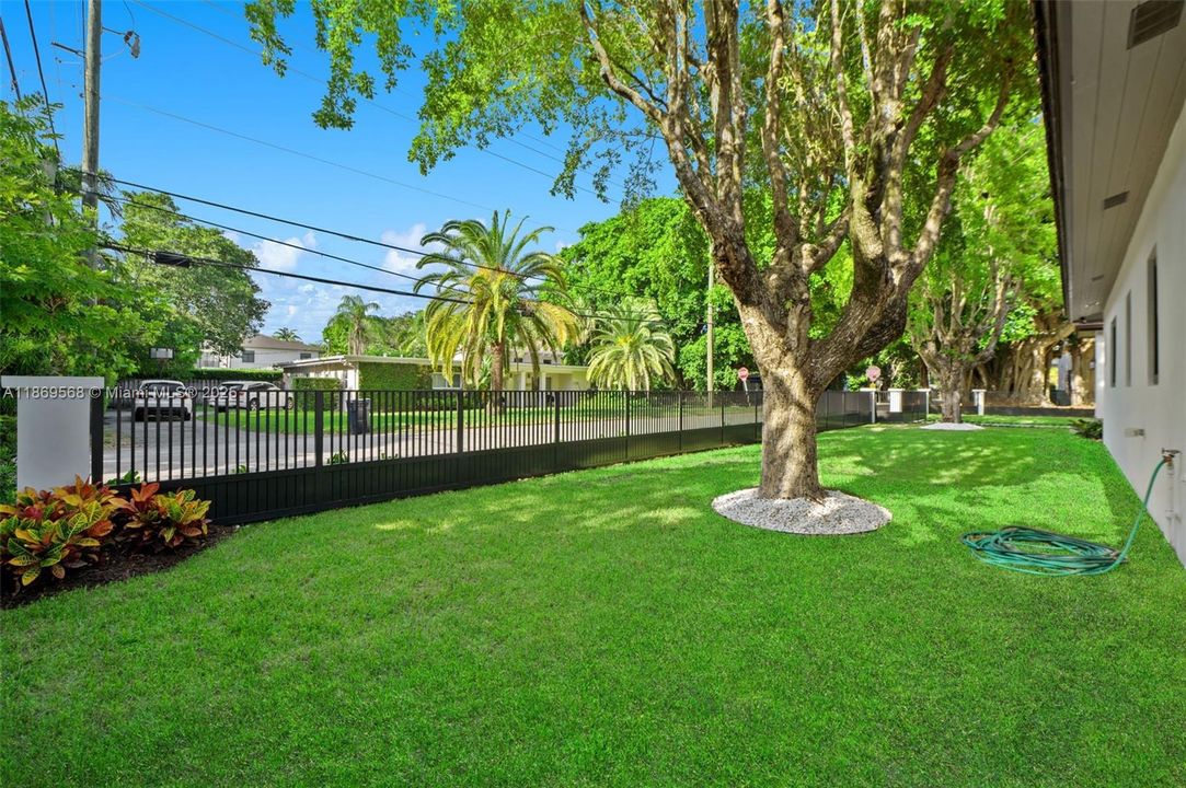 最近售出: $3,500,000 (4 贝兹, 3 浴室, 0 平方英尺)