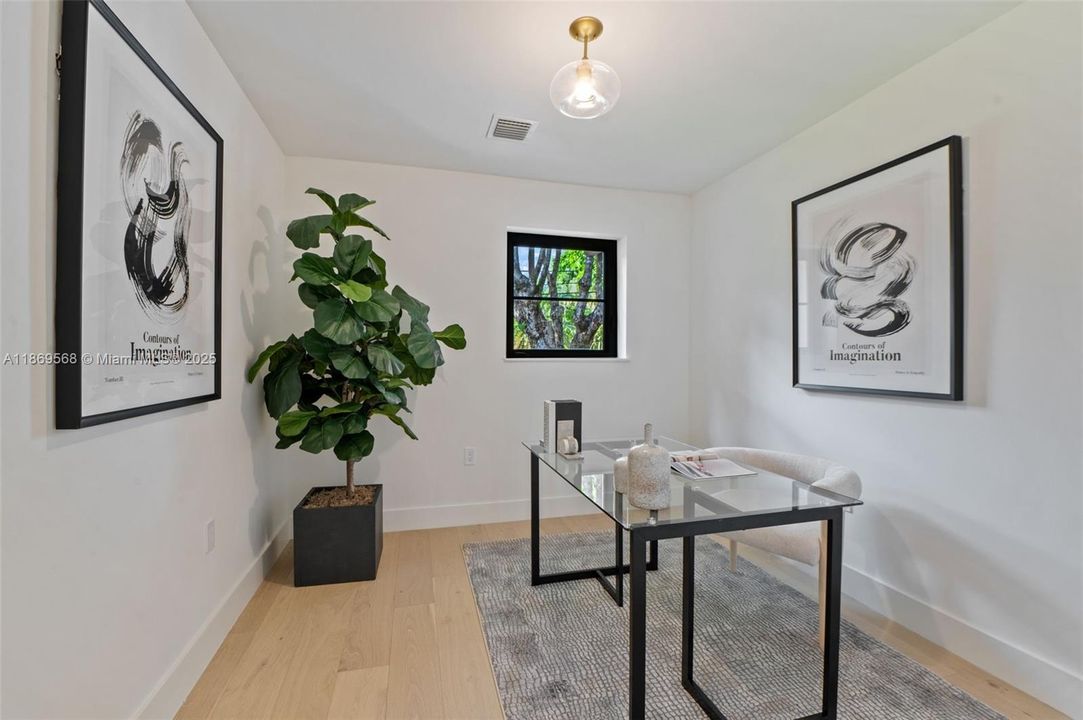 最近售出: $3,500,000 (4 贝兹, 3 浴室, 0 平方英尺)