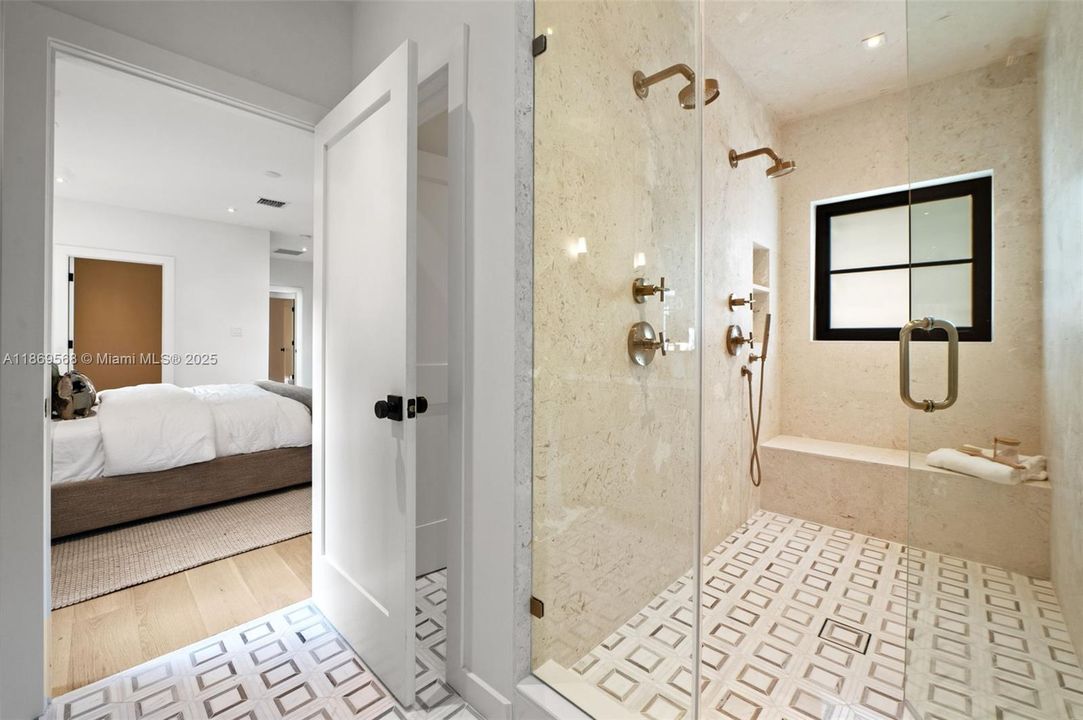 最近售出: $3,500,000 (4 贝兹, 3 浴室, 0 平方英尺)