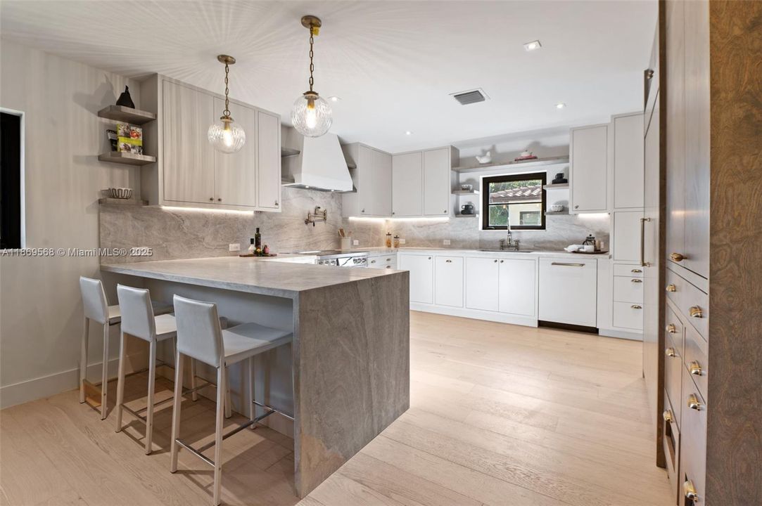 最近售出: $3,500,000 (4 贝兹, 3 浴室, 0 平方英尺)