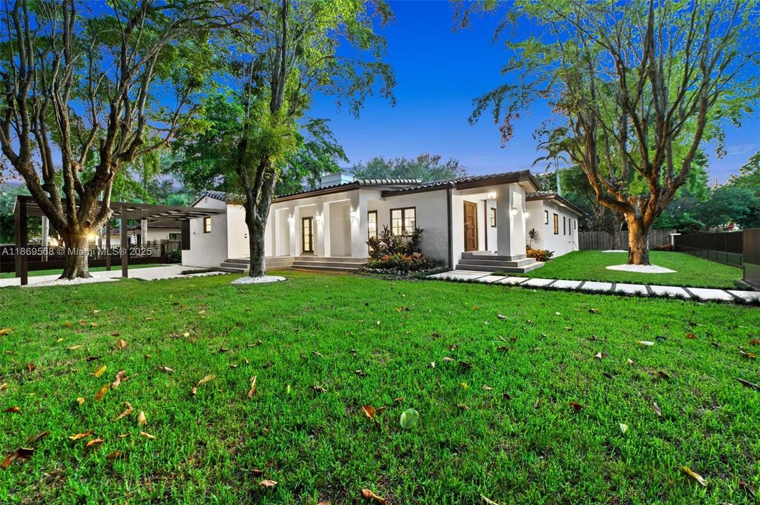 最近售出: $3,500,000 (4 贝兹, 3 浴室, 0 平方英尺)