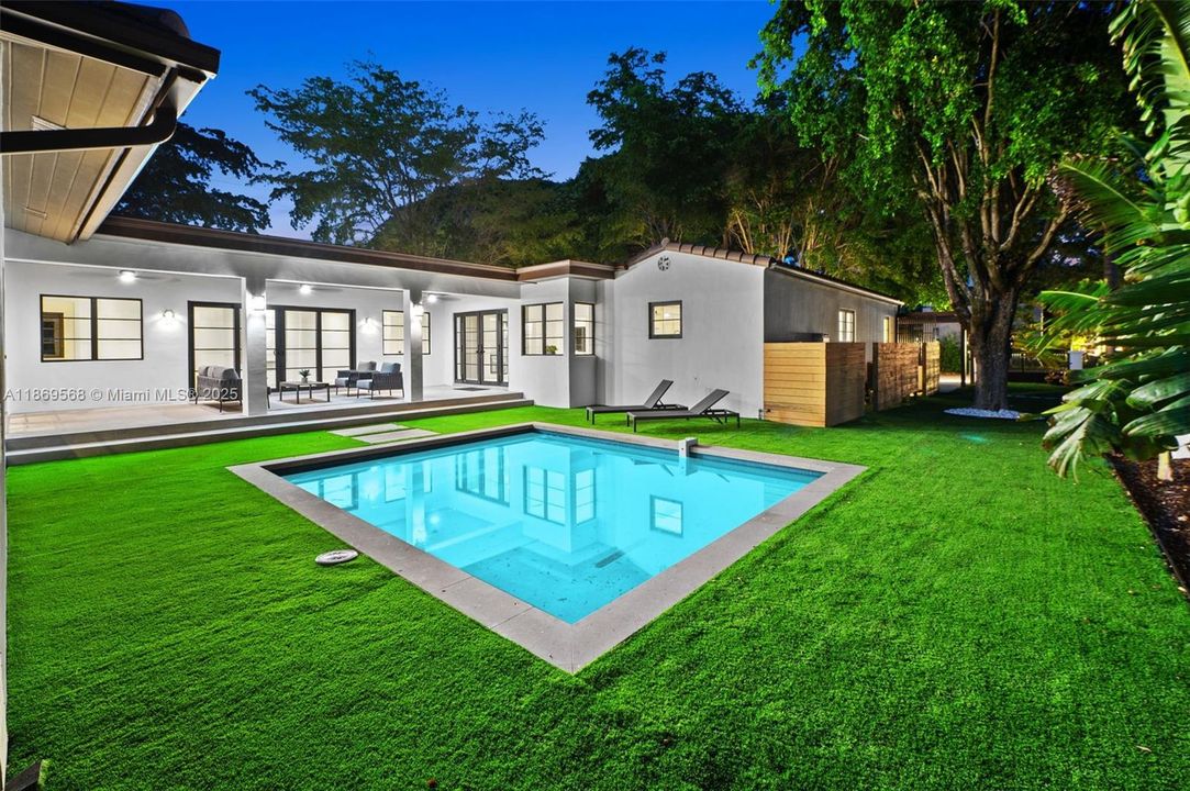 最近售出: $3,500,000 (4 贝兹, 3 浴室, 0 平方英尺)