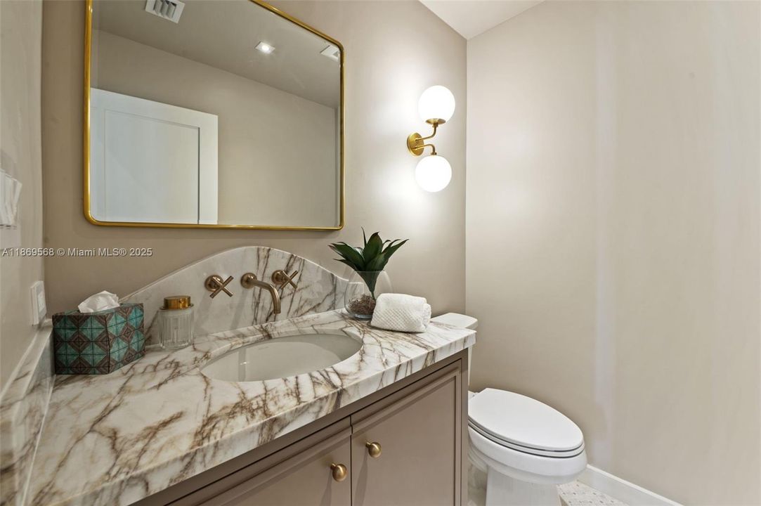 最近售出: $3,500,000 (4 贝兹, 3 浴室, 0 平方英尺)