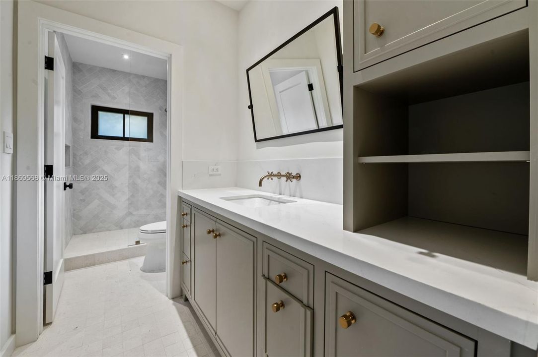 最近售出: $3,500,000 (4 贝兹, 3 浴室, 0 平方英尺)