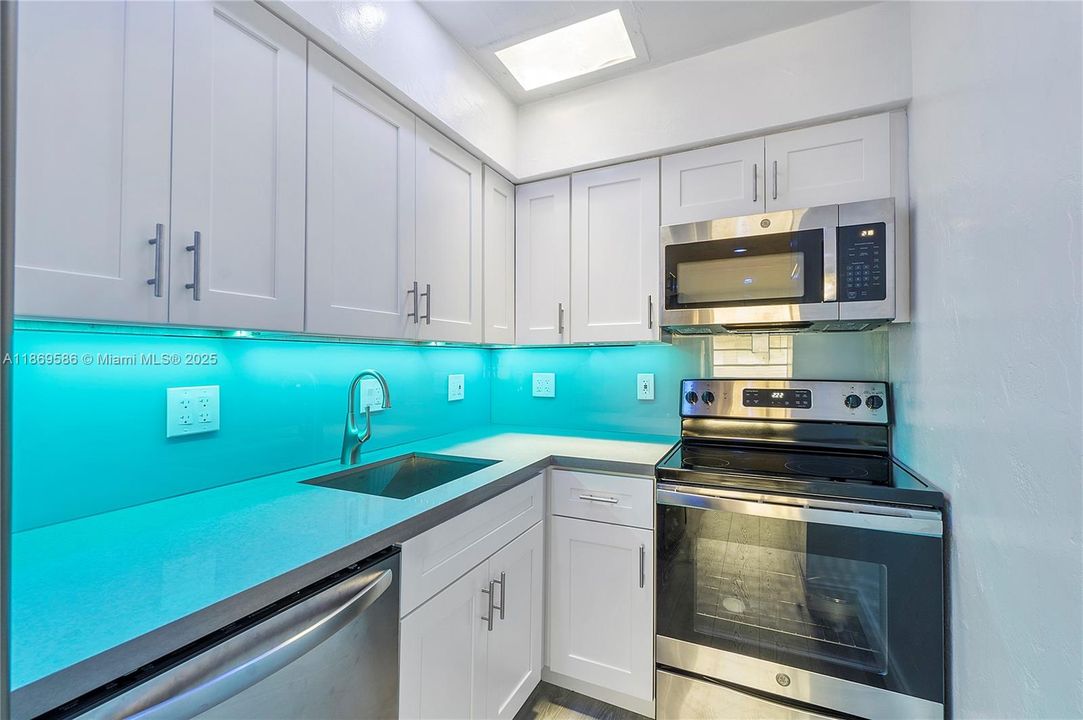 For Sale: $149,000 (1 beds, 1 baths, 580 Square Feet)