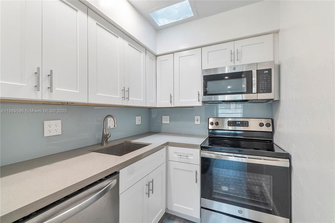 For Sale: $149,000 (1 beds, 1 baths, 580 Square Feet)