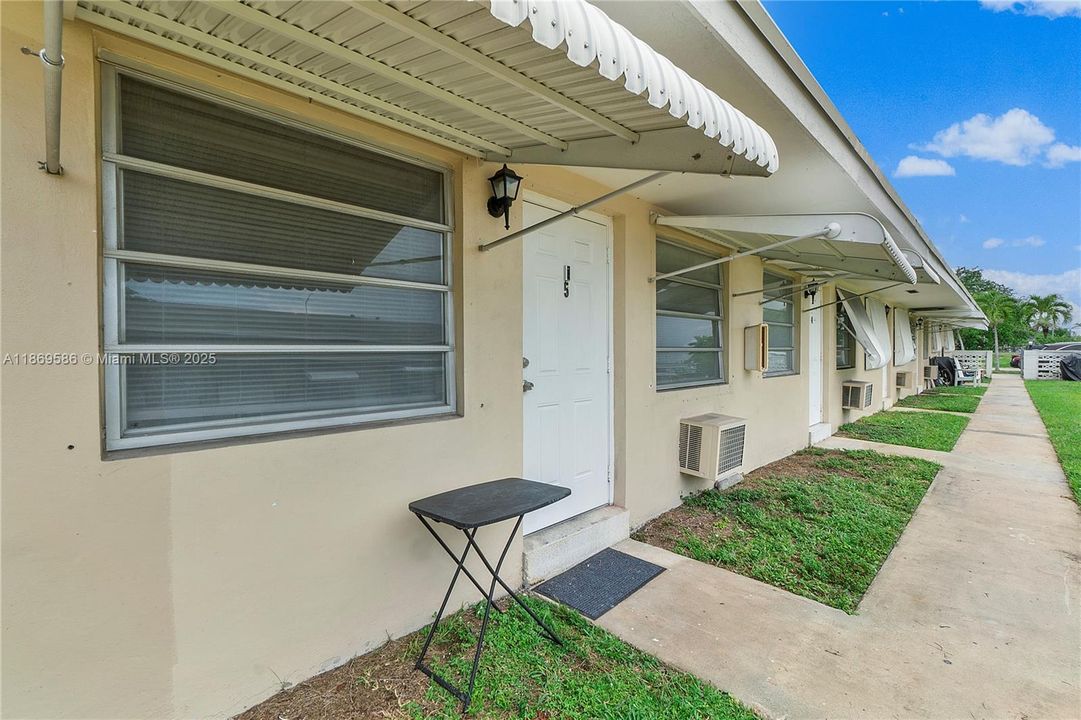 For Sale: $149,000 (1 beds, 1 baths, 580 Square Feet)