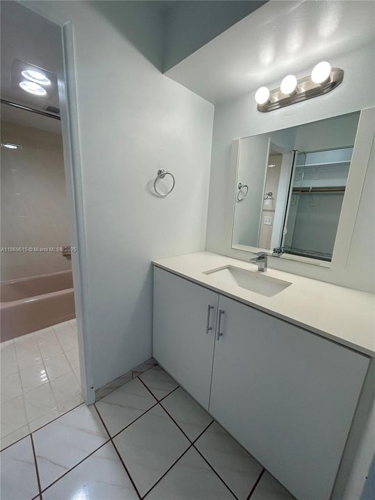 合同活跃: $200,000 (2 贝兹, 2 浴室, 1277 平方英尺)