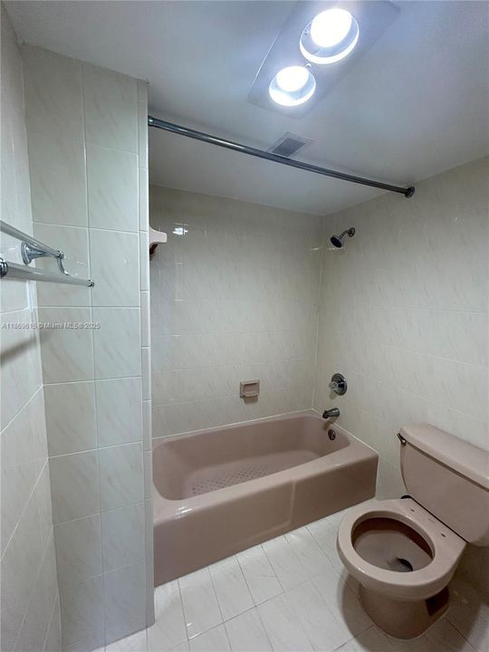 合同活跃: $200,000 (2 贝兹, 2 浴室, 1277 平方英尺)