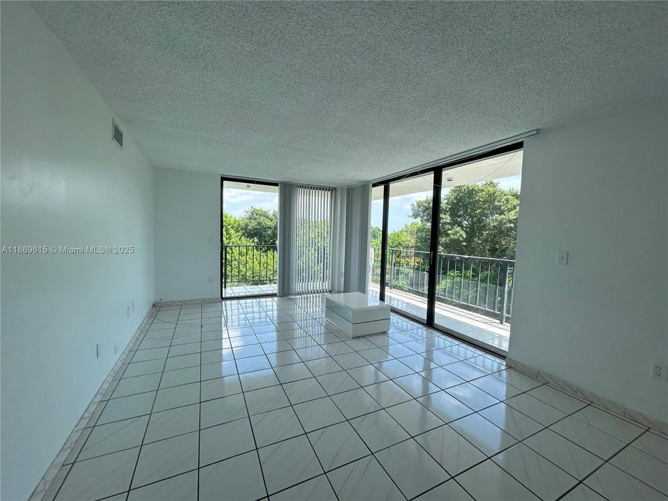 合同活跃: $200,000 (2 贝兹, 2 浴室, 1277 平方英尺)