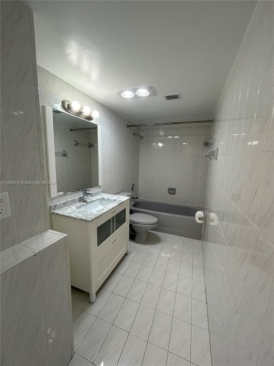 合同活跃: $200,000 (2 贝兹, 2 浴室, 1277 平方英尺)