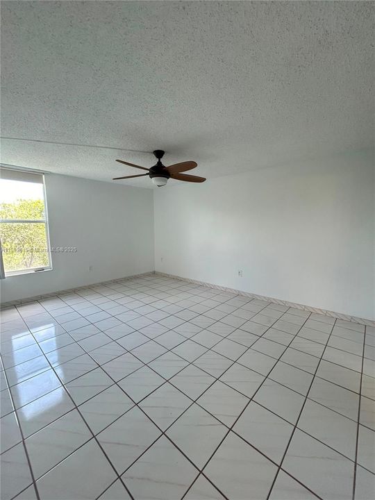 合同活跃: $200,000 (2 贝兹, 2 浴室, 1277 平方英尺)