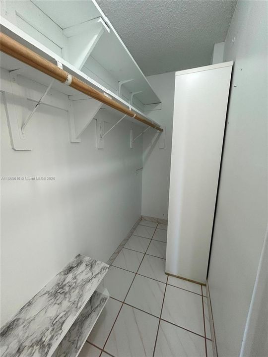 合同活跃: $200,000 (2 贝兹, 2 浴室, 1277 平方英尺)