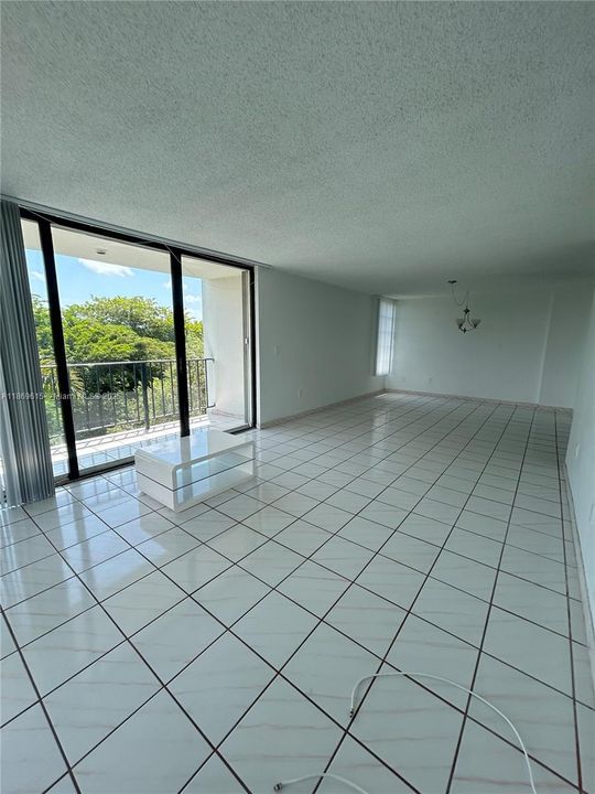 合同活跃: $200,000 (2 贝兹, 2 浴室, 1277 平方英尺)