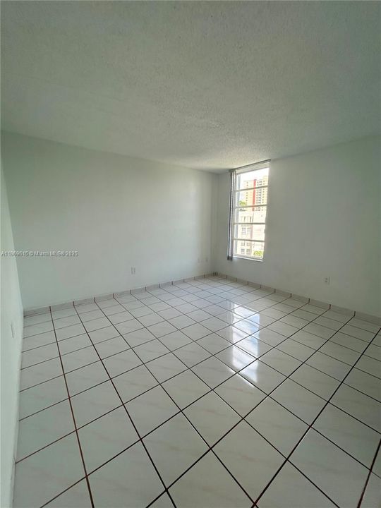 合同活跃: $200,000 (2 贝兹, 2 浴室, 1277 平方英尺)