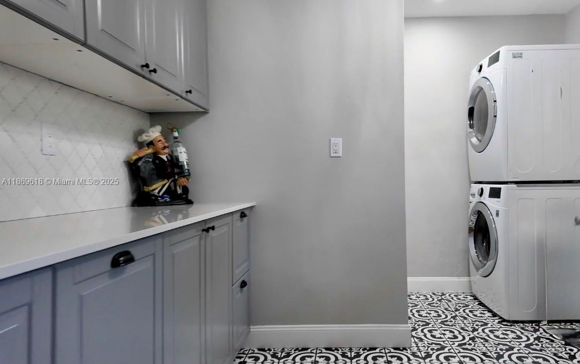 For Sale: $1,349,000 (6 beds, 2 baths, 2250 Square Feet)