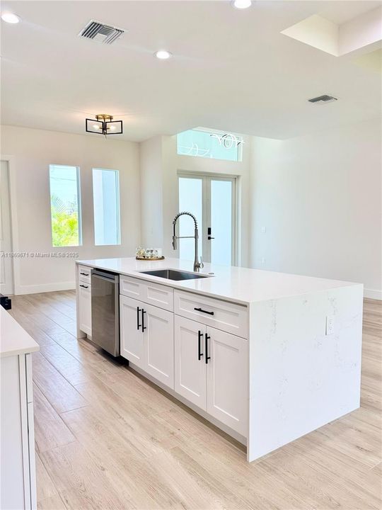 Activo con contrato: $459,000 (3 camas, 3 baños, 1872 Pies cuadrados)