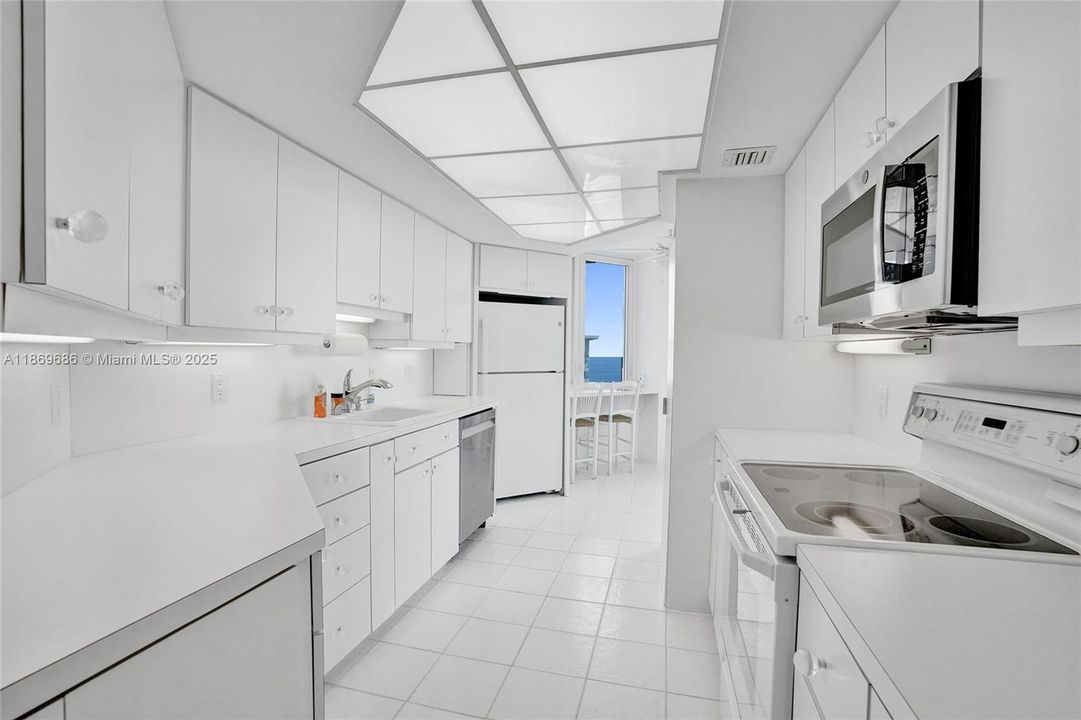 For Sale: $1,550,000 (2 beds, 2 baths, 1448 Square Feet)