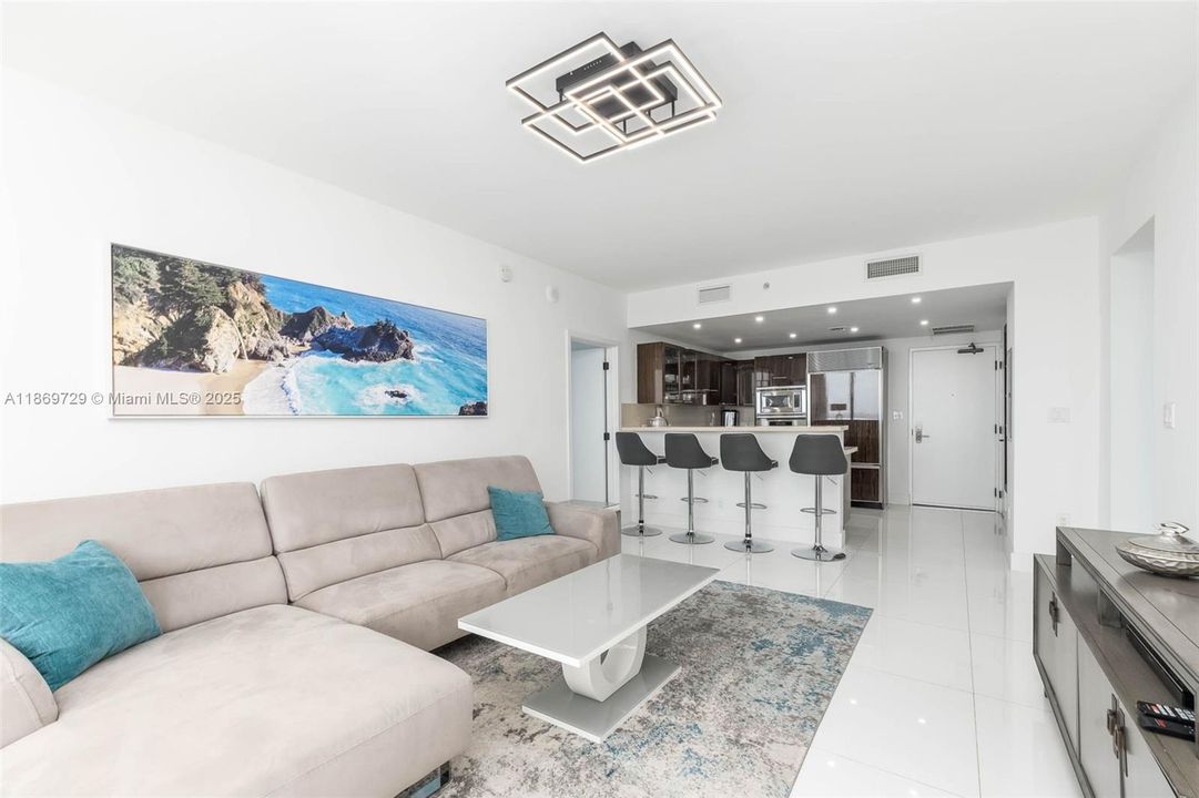 合同活跃: $9,900 (2 贝兹, 2 浴室, 1084 平方英尺)