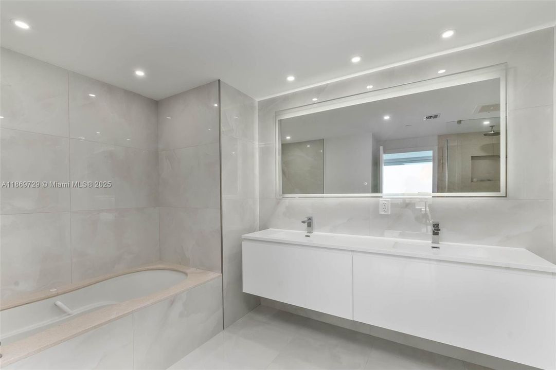 合同活跃: $9,900 (2 贝兹, 2 浴室, 1084 平方英尺)