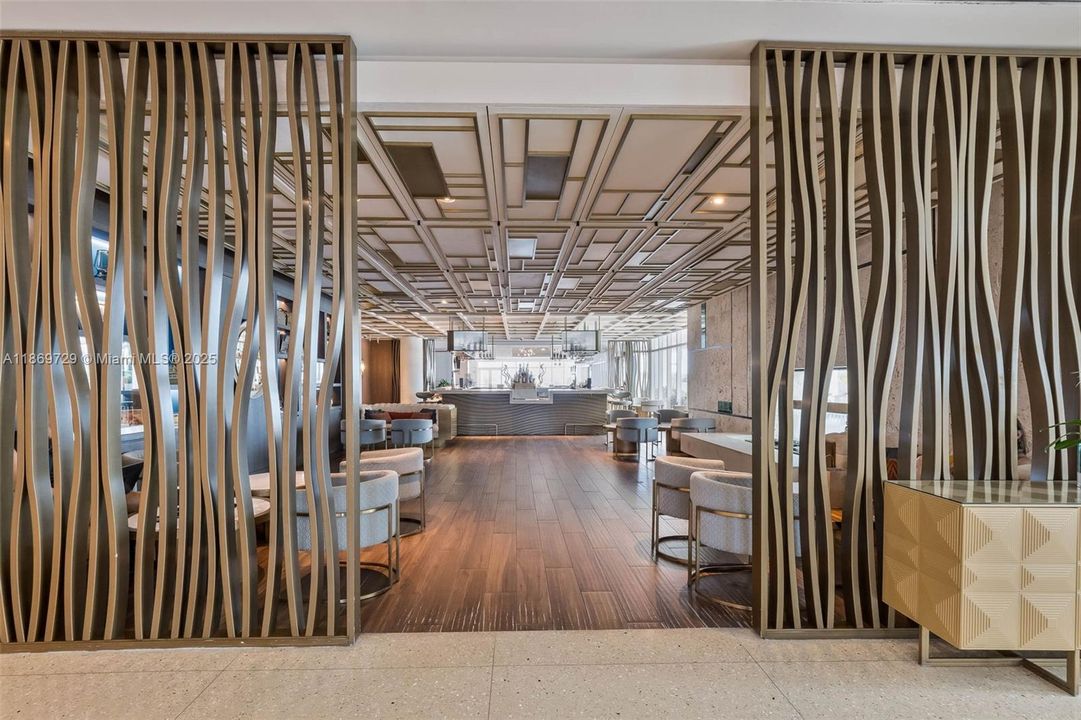 合同活跃: $9,900 (2 贝兹, 2 浴室, 1084 平方英尺)