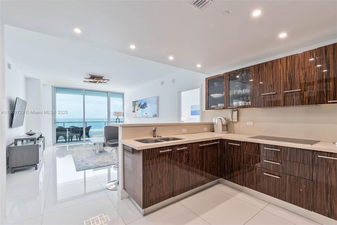 合同活跃: $9,900 (2 贝兹, 2 浴室, 1084 平方英尺)