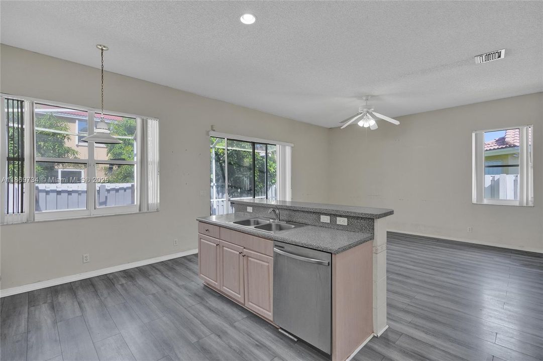 合同活跃: $630,000 (4 贝兹, 3 浴室, 2054 平方英尺)