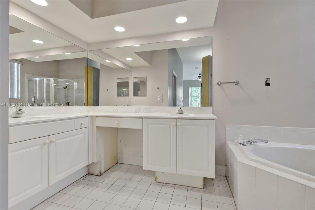 合同活跃: $630,000 (4 贝兹, 3 浴室, 2054 平方英尺)