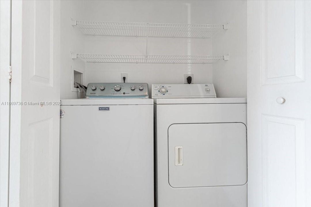 Под контрактом: $244,000 (2 спален, 2 ванн, 981 Квадратных фут)