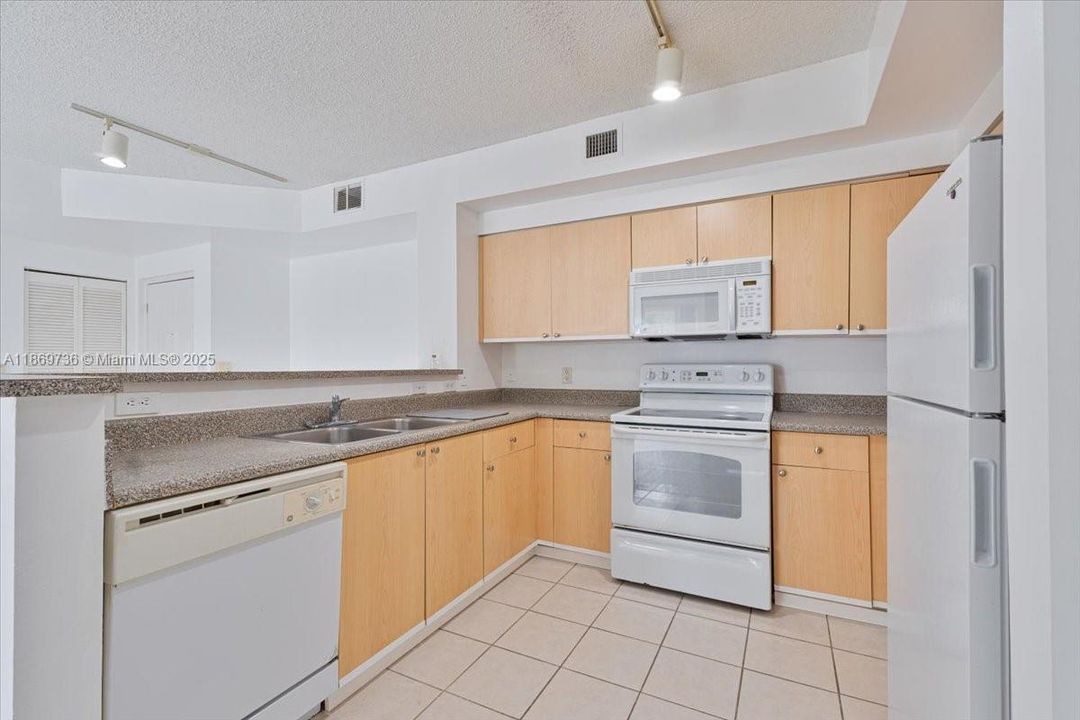 Под контрактом: $244,000 (2 спален, 2 ванн, 981 Квадратных фут)