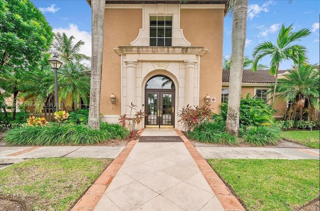 Под контрактом: $244,000 (2 спален, 2 ванн, 981 Квадратных фут)