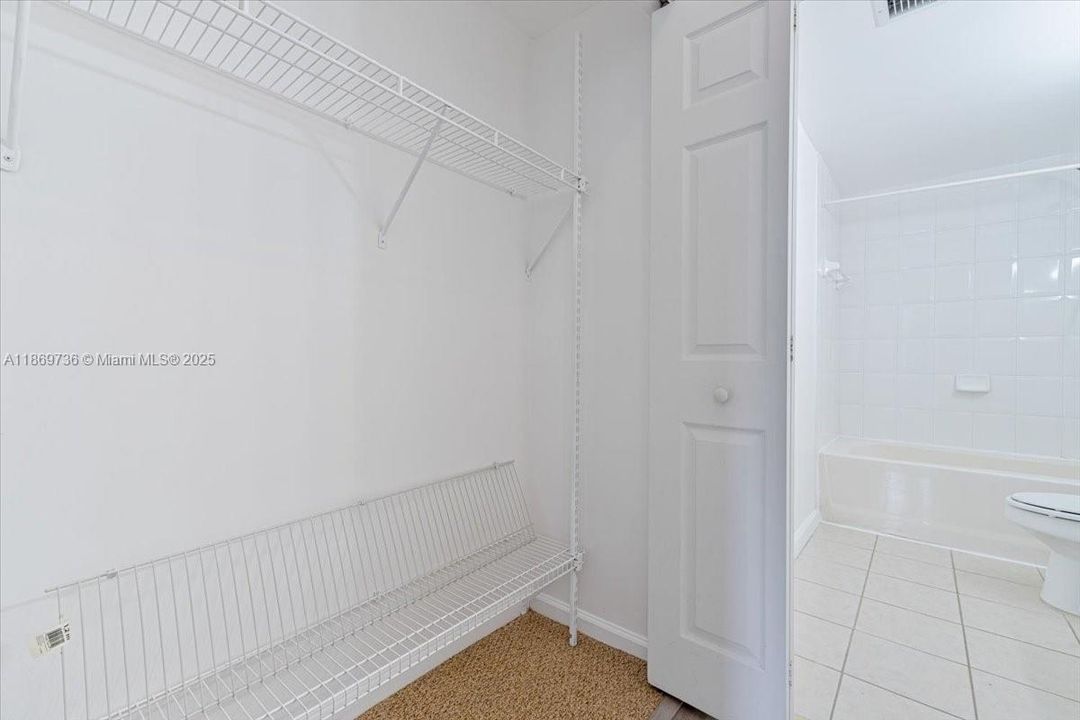 Под контрактом: $244,000 (2 спален, 2 ванн, 981 Квадратных фут)