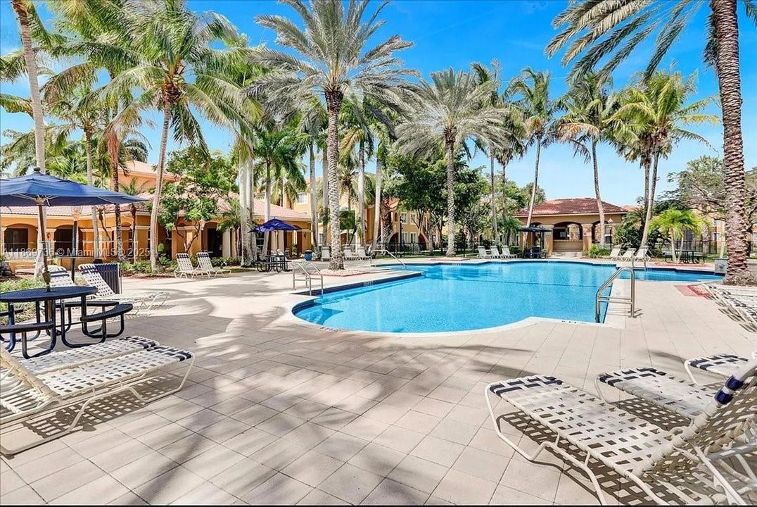 Под контрактом: $244,000 (2 спален, 2 ванн, 981 Квадратных фут)