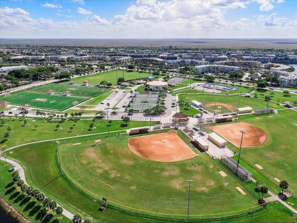 Под контрактом: $244,000 (2 спален, 2 ванн, 981 Квадратных фут)