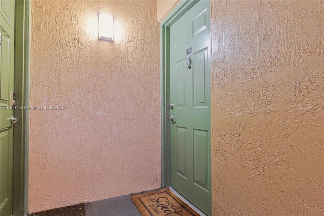 Под контрактом: $244,000 (2 спален, 2 ванн, 981 Квадратных фут)